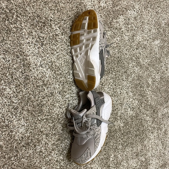 Girls Nike shoes, grey, leopard good condition, size 4, almost new - Picture 3 of 4